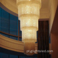 Lustre longo com decoração luxuosa e moderna no lobby do hotel